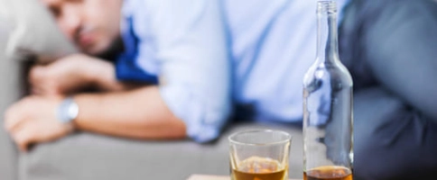 мужчина в запое лежит на диване